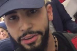 Le Youtubeur américain Adam Saleh se filme avant son renvoi de l'avion de Delta Air Lines.