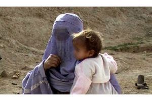  Une femme portant un bébé à Khonabad, dans la province afghane de Kunduz (illustration).