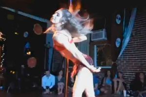 Capture d'écran d'une vidéo de la troupe Waikiki Acrobatic, dans laquelle apparaît Lindsay Mills.