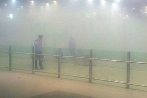 La fumée de l'explosion s'est répandue dans tout le terminal 3 de l'aéroport de Pékin.