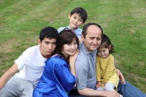 Alma et Mukhtar Ablyazov entourés de trois de leurs quatre enfants, dont la petite Alua, enlevée avec sa mère.