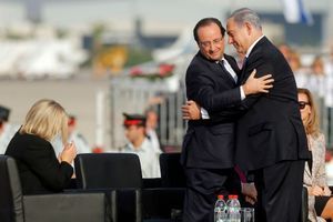 François Hollande et Benjamin Netanyajou, dimanche, sur le tarmac de l'aéroport Ben Gourion de Tel Aviv.