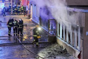 Des pompiers tentent d'éteindre l'incendie de la moquée de Eskilstuna.