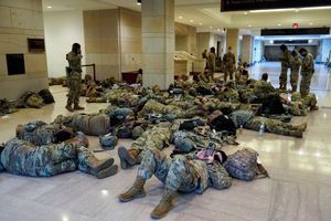 Une semaine après l’invasion du Capitole, la garde nationale dort sur place