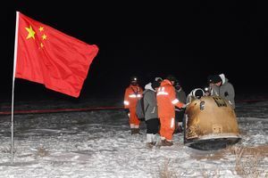 La capsule Chang'e 5 jeudi après son retour sur Terre, en Mongolie intérieure.