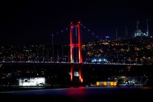 Le pont du Bosphore à Istanbul a été coupé