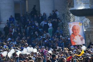 Vatican : des milliers de fidèles célèbrent Jean-Paul II