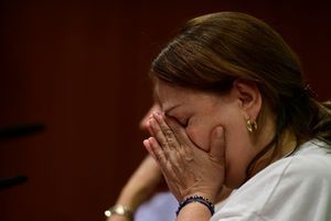 Les larmes de Mitzy Capriles, l'épouse du maire de Caracas Antonio Ledezma, lors de la conférence de presse donnée à Madrid le 1er août 2017.