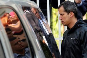 Juan Guaido quitte le domicile de son bras droit après que celui-ci a été arrêté jeudi. 