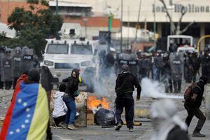 Des manifestants protestent au Venezuela. 