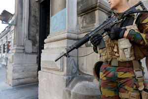 Un soldat belge devant le tribunal de Bruxelles, le 9 mai 2016.