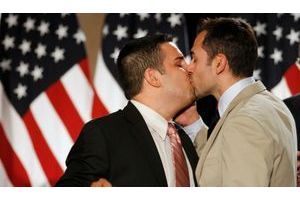  Jeff Zarrillo (à g.) embrasse son ami Paul Katami lors d'une conférence de presse après l'annonce de la décision du juge. Les deux hommes font partis des plaignants. 