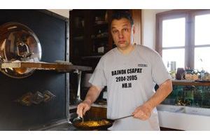  Samedi matin 22 janvier 2011, Viktor Orban, en maillot du championnat de deuxième division de foot, prépare une omelette au chorizo pour le petit déjeuner de son fils. 