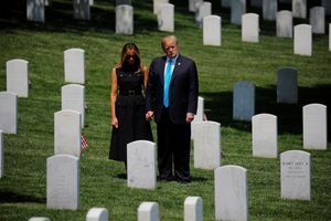 Visite surprise de Donald et Melania Trump au cimetière d'Arlington