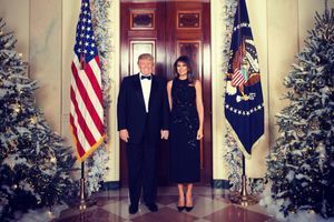 Donald et Melania Trump sur leur photo officielle de Noël.