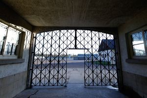 Le portail "Arbeit macht frei" dans l'ancien camp de Dachau, après le vol fin 2014.
