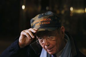 Après avoir revu Donald Trump à la Trump Tower, Wilbur Ross montre sa casquette «Make America Great Again», le slogan de la campagne.