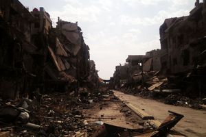Une avenue déserte cernée d'immeubles en ruines. Cette grande rue de Yarmouk ressemble désormais à une vallée de la mort (voir aussi photo ci-dessous, prise au meme endoit en janvier 2014)