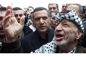  Adolfo Suarez, Premier ministre espagnol, accueille Yasser Arafat à bras ouverts.