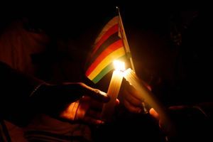 Des partisans du pasteur Evan Mawarire allumant des bougies après sa libération à Harare le 13 juillet. 