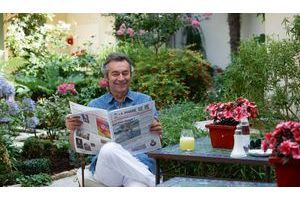  A Saint-Martin-de Ré, dans le jardin de l’hôtel de Toiras où il passe quelques jours, le vacancier se rafraîchit d’une citronnade en lisant le journal local.