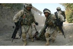  En 2004 en Irak, sous l’objectif de Frédéric Lafargue, deux marines transportent le corps d’un de leurs camarades, tué dans les combats pour le contrôle de Falloujah.