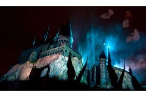  Le « Harry Potter Park » vient d'ouvrir en Floride. Poudlard au premier plan dans la nuit.