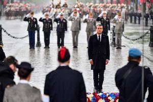 8-mai : un hommage sous l'averse pour le président Macron