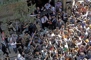 Emmanuel Macron fend la foule dans le quartier de Gemmazieh, à Beyrouth au Liban.