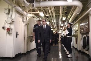 A bord du Charles de Gaulle, François Hollande salue les progrès de la coalition
