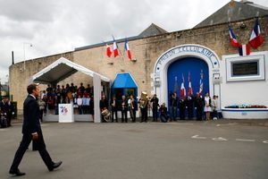 Emmanuel Macron, à la prison de Caen mercredi. 