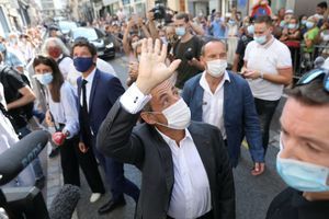 À Cannes, bain de foule masqué pour Nicolas Sarkozy
