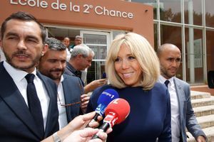 A Marseille, Brigitte Macron visite une école et agite les prétendants à la mairie