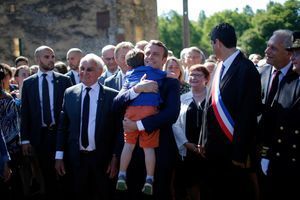 A Oradour-sur-Glane, Macron exhorte les enfants d'aujourd'hui à se souvenir