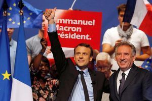 Emmanuel Macron et François Bayrou à Pau le 12 avril 2017.