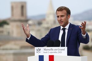 Emmanuel Macron présente son plan pour Marseille, jeudi.