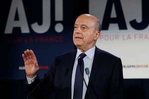 Alain Juppé s'exprime devant ses soutiens à son QG parisien.