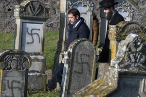 Christophe Castaner dans les allées du cimetière juif profané de Westhoffen, mercredi. 