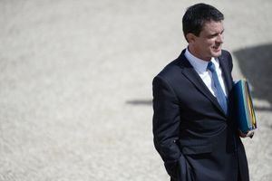 Manuel Valls dans la cour de l'Elysée, mercredi.