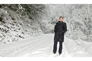  Le vendredi 7 décembre, journée classée en alerte orange par Météo France, Arnaud Montebourg prend un bol d’air frais sous la tempête de neige dans le Jura. Il reviendra pour les fêtes de fin d’année, avec ses deux enfants, dans une station de ski familiale.