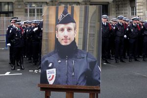 Emmanuel Macron va rendre hommage à Xavier Jugelé vendredi. 