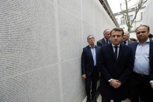 Emmanuel Macron devant le Mémorial de la Shoah, à Paris.