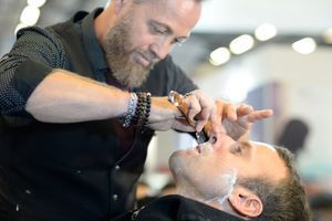 Au salon de la coiffure, Emmanuel Macron n'est pas rasoir