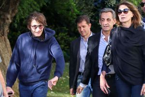 Aurélien, ici aux côtés de sa mère Carla Bruni et de son beau-père Nicolas Sarkozy, en Grèce en octobre 2017. 