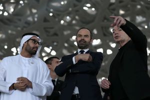 Edouard Philippe avec Mohamed Khalifa Al Mubarak, en charge de la Culture et du Tourisme d’Abou Dhabi et l'architecte Jean Nouvel. 