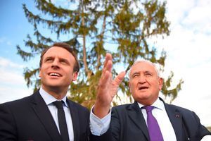 Le candidat Emmanuel Macron avec Jean-Pierre Raffarin en avril 2017 dans la Vienne.