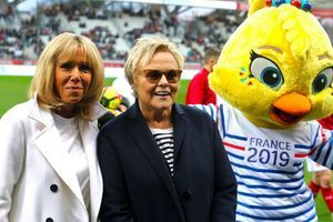 Avec Muriel Robin, Brigitte Macron donne le coup d'envoi d'un match mixte