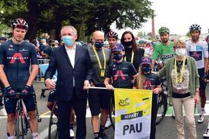 Départ de la 9e étape du Tour de France, le 6 septembre à Pau, en présence de François Bayrou.