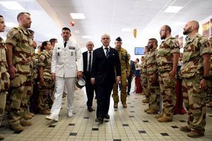 Bernard Cazeneuve avec la force française Barkhane, jeudi. 
