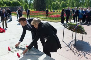 Brigitte et Emmanuel Macron déposent des oeillets en mémoire des victimes russes